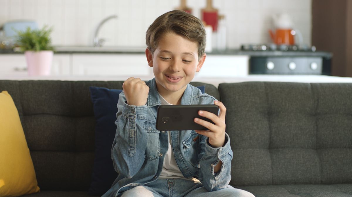 Děti s mobilem jako gambleři. Od malých plateb za šatičky pro panenky k závislosti