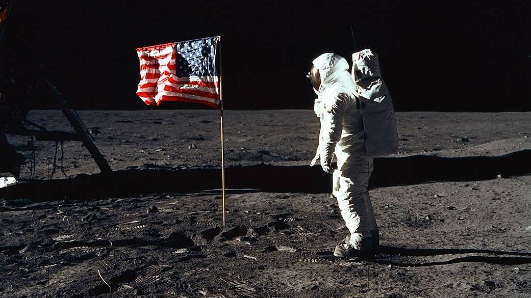 Neil Armstrong létal dřív, než řídil auto. Přežil riskantní misi a pak dobyl Měsíc