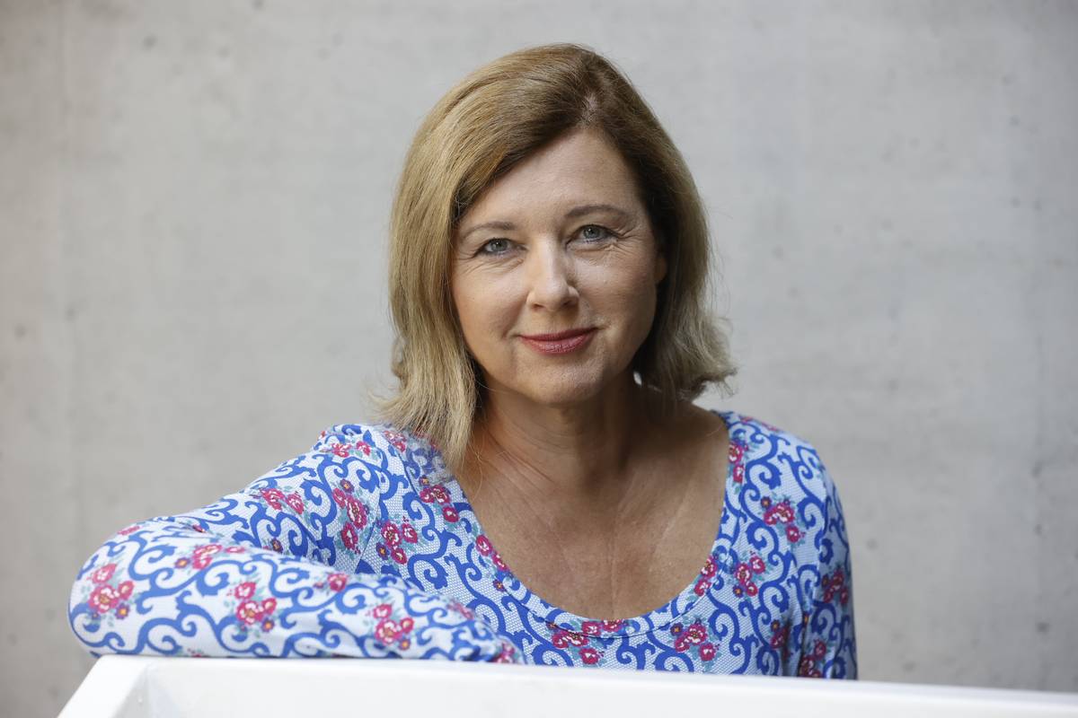 Věra Jourová byla členkou ANO od roku 2013, tento týden z hnutí odešla. Odůvodnila to tím, že se členství neslučuje s jejími plány na působení v akademické sféře. Za ANO působila jako poslankyně, ministryně a v posledních deseti letech jako eurokomisařka, což jí v minulosti zajistilo i titul nejvlivnější ženy Česka.