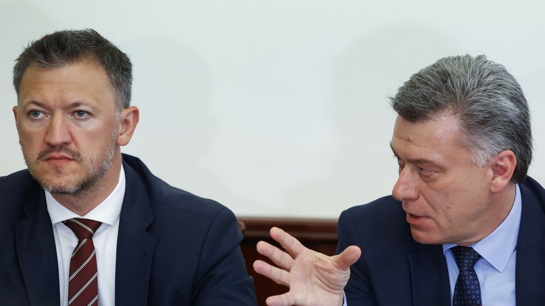 Omluvte se za útěk ze záchoda, vyzval hejtman Blažkova náměstka