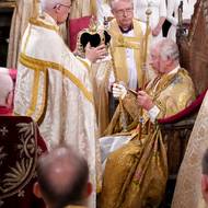 Po složení přísah, modlitbě a několika proslovech si král svlékl slavnostní roucho a usedl do korunovačního křesla ze 14. století, aby ho arcibiskup z Canterbury pomazal na hrudi, pažích a hlavě speciálním olejem, který byl v březnu posvěcen v Chrámu Božího hrobu v Jeruzalémě.