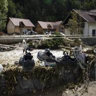 Neúnavnost dobrovolníků i pomoc putující do Slovinska ze zahraničí dává naději, že by se země mohla pomalu ale jistě z neútěšné situace dostat. (Na snímku Črna na Koroškem.)