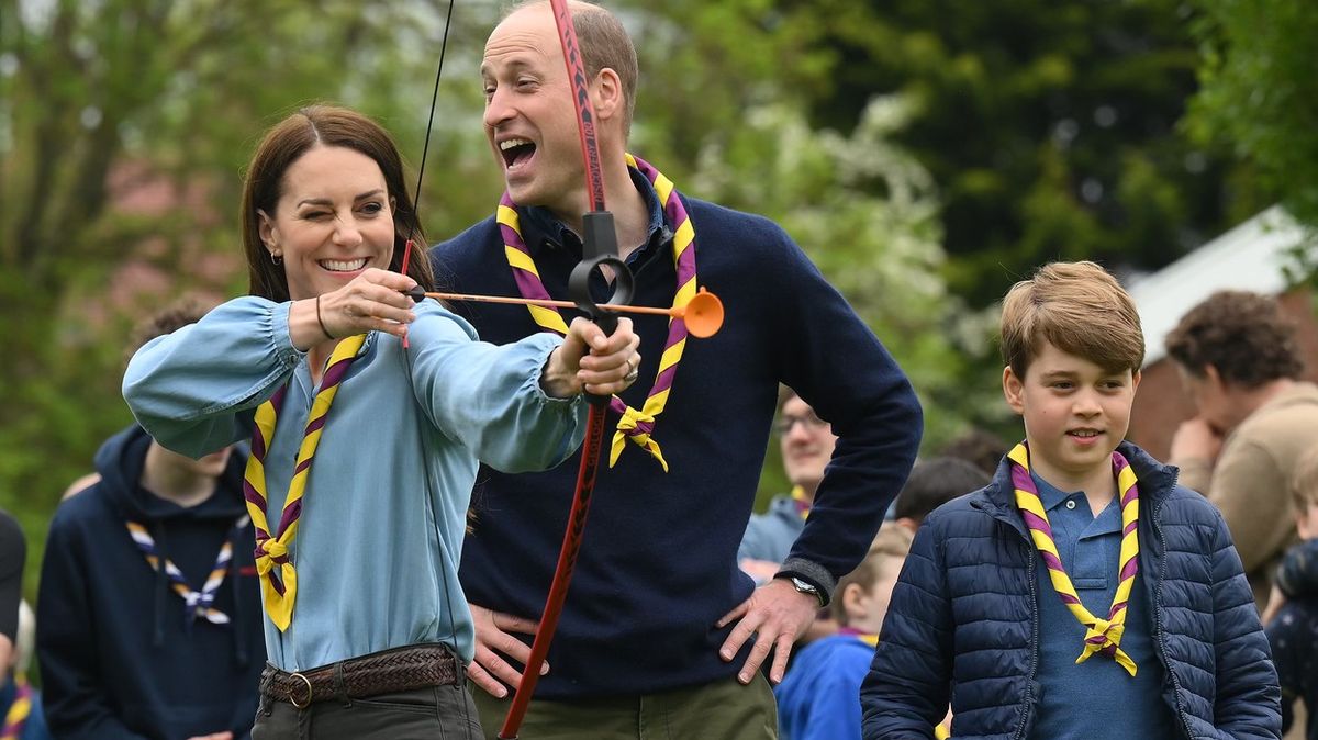 Fotky: Princ William s rodinou pomáhali skautům. Přál si to nový král
