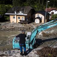 Črna na Koroškem byla jednou z nejvíce zasažených vesnic. V horní části obce jsou domy zavalené těžkým kamením. Voda se tu okolo domů a pracujících bagrů dere i nyní.