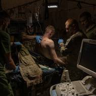 Zraněný ukrajinský voják na ošetřovně na neznámém místě poblíž Bachmutu na Ukrajině, vyfoceno 23. září.