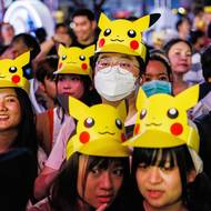 V nákupním centru Central World v thajském Bangkoku zahájili vánoční sezónu v duchu Pokémonů. Na oslavy rozsvícení vánoční stromku dorazilo 30 tančících Pikaču, nad hlavami diváků se vznášel patnáctimetrový nafukovací Pikaču a kolem stromku, ozdobeného blesky, byli rozmístěni další Pokémoni. Foceno 27. listopadu.