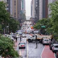 New York kvůli koncentraci státníků zvýšil úroveň bezpečnostních opatření a samotné sídlo OSN je prakticky „obšancované“. Příjezdové cesty blokují vozidla newyorské policie a hygienické služby. Foceno 18. září.