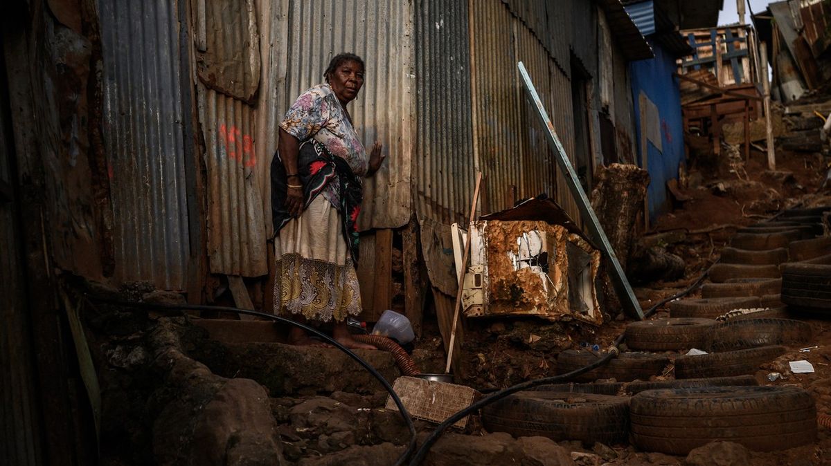 Fotky z ostrova, kde „zatočili“ s chudinskou čtvrtí pomocí bagrů a kladiv