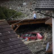 Zničená jsou však i místa položená výše v horách. Například část vísky Raduha, která je dnes v podstatě odříznutá od světa, strhla lavina kamení a dřeva z rozmáčeného úbočí Savinjských a Kamnických Alp. 