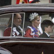 Na snímku princ Edward (nejmladší syn královny Alžběty II.), s manželkou Sophií a jejich synem Jamesem Mountbattenem-Windsorem, během procesí.