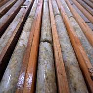 „Toto je údolí Jequitinhonha… Oni tomu chtějí říkat ‚údolí lithia‘. Ale neupřednostňujme těžařské zájmy před identitou našich lidí,“ apelovala v rozhovoru pro agenturu AFP Aline Gomes Vilas, místní aktivistka z Araçuaíe.