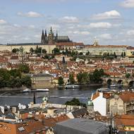 Pohled na panorama Pražského hradu z jeřábu u Paláce Dunaj na Národní třídě.