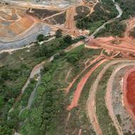 Letecký snímek lithiového dolu Grota do Cirilo, vlastněného kanadskou společností Sigma Lithium, který se nachází 20 km severovýchodně od brazilského města Araçuaí, snímek z 25. května. V místě, dosud přezdívaném „údolí mizerie“, se nachází přibližně 85 procent zásob lithia z celé Brazílie. Země je pátým největším světovým producentem kovu, který je základní složkou baterií pro elektromobily.