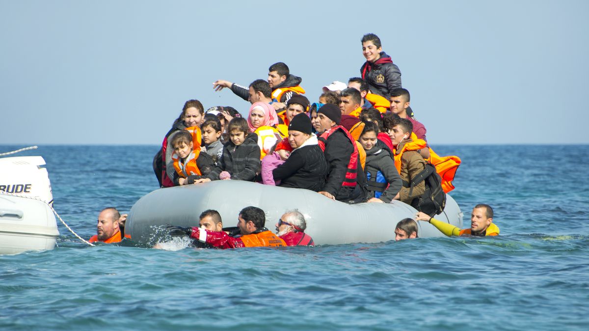 Až 60 migrantů zemřelo při nehodě lodi ve Středozemním moři, tvrdí přeživší
