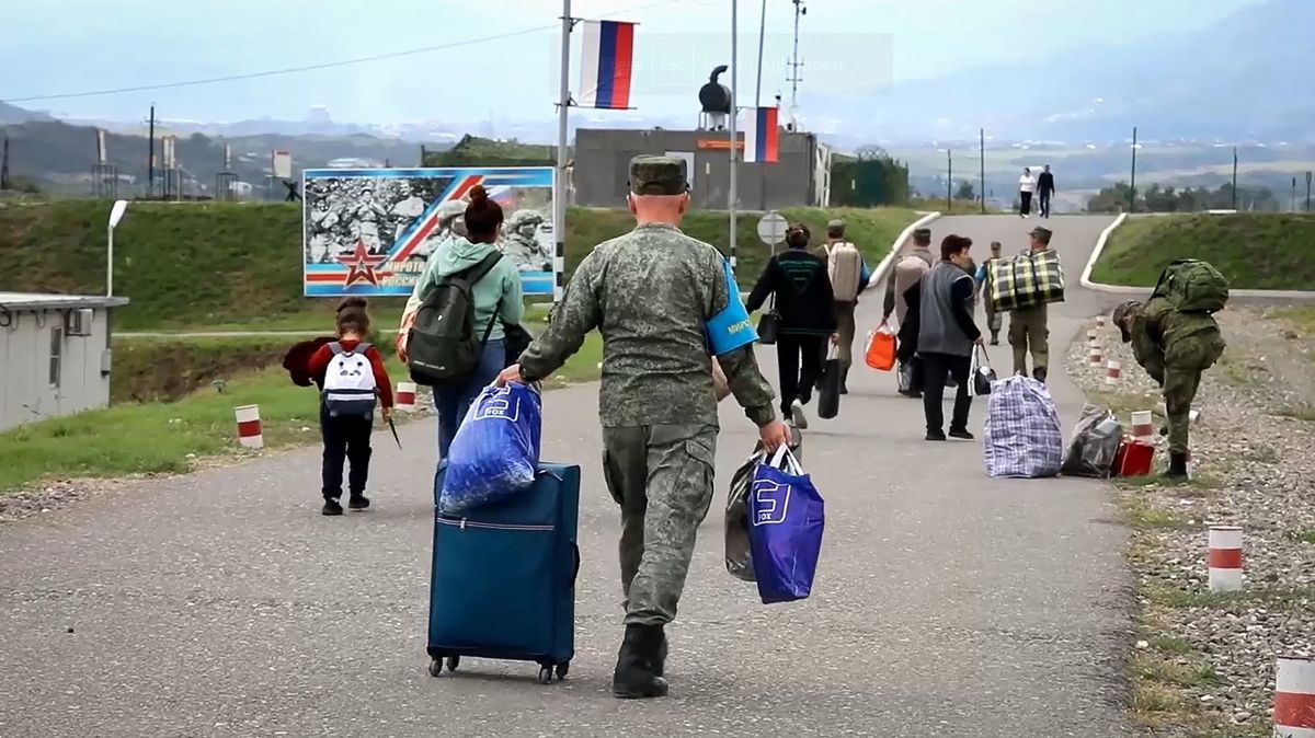 Fotky: Arméni se bojí, hledají úkryt u ruských mírových sil
