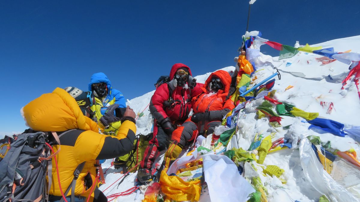 Nejvíc mrtvých na Everestu v historii. Co se děje na nejvyšší hoře světa