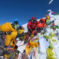 Vrcholové foto Martina Jáchyma (druhý zprava) , který zdolal jako 16. Čech Everest 19. května.