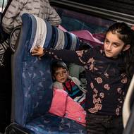 Arménský exodus v posledních několika dnech přepsal staletí ustálené etnické složení sporného regionu. Snímek z uprchlického autobusu, 30. září. 