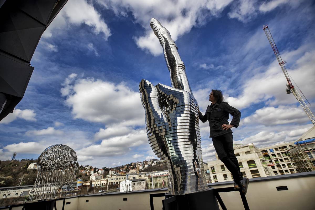 Tohle je dost nevídaná věc: David Černý je patrně první český dosud žijící umělec, který má své vlastní muzeum. Otvírá ho ve varně bývalého smíchovského lihovaru.