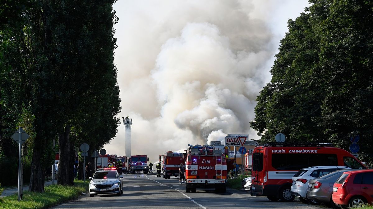 Des ateliers et des magasins ont pris feu à Otrokovice et un pompier a été blessé