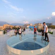 „Na druhou stranu, původní myšlenkou bylo mauzoleum na oslavu (Hodži), a proto lidé chtěli vymazat jediný symbol, který zůstal z komunistických časů,“ dodala.