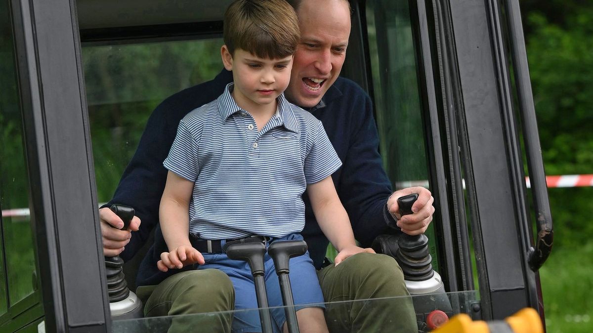 Fotky: Princ Wiliam s rodinou pomáhali skautům. Přál si to nový král