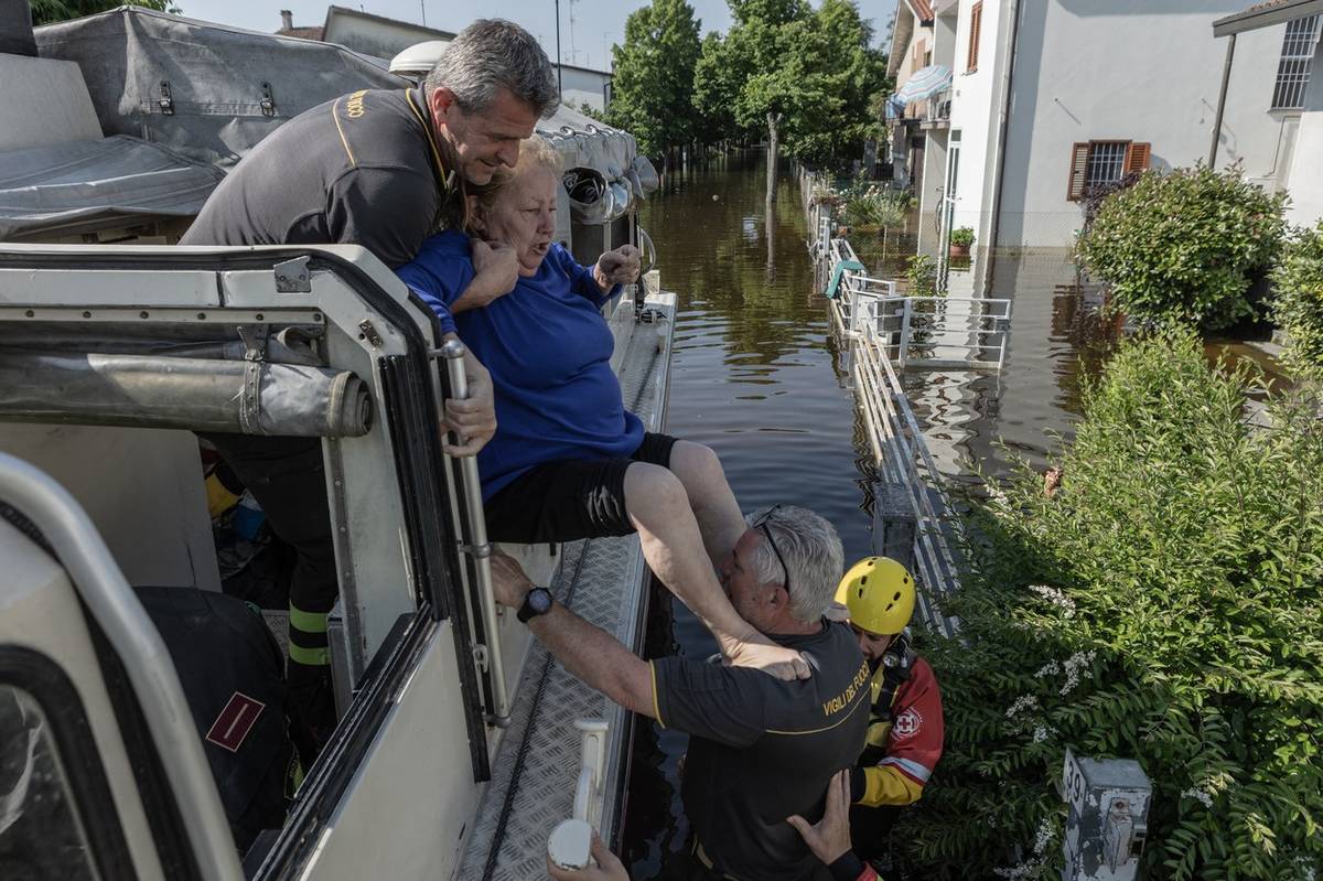 Na snímku z Conselice pomáhají hasiči evakuovat ty, kteří uvázli v zatopených domech. Vyfoceno 23. května.