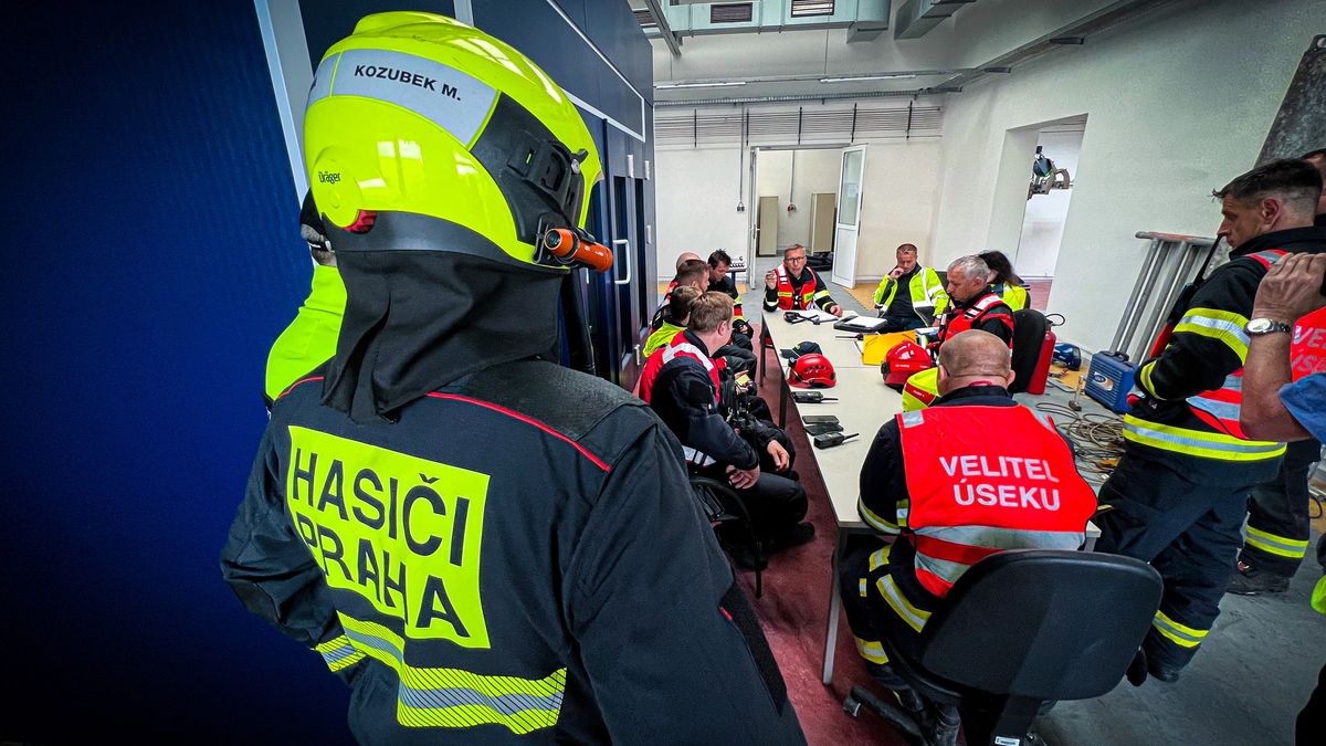 V pražských Nuslích masivně uniká plyn, hasiči provádí evakuaci