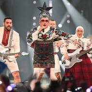 A další pozdrav z Ukrajiny přišel vzápětí. Vystoupila účastnice z roku 2007 Věrka Serďučka. Za tímto jménem se skrývá známý ukrajinský komik a zpěvák Andrij Mychajlovyč Danylko.