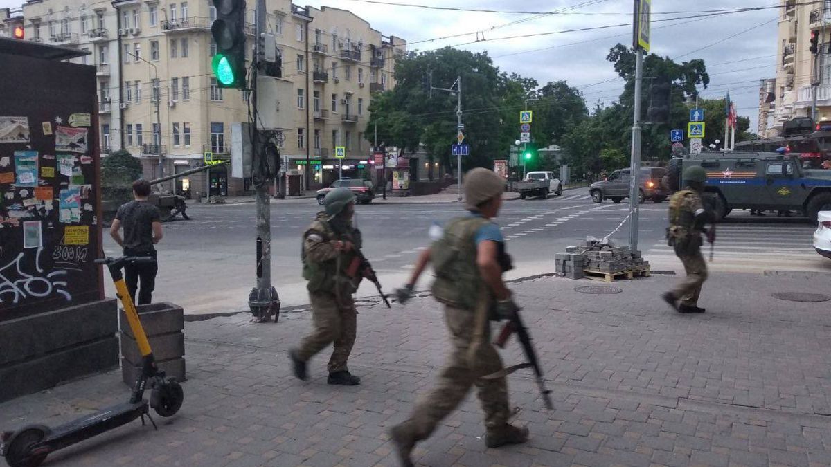 Video: Vojáci s tanky obsazují ulice ruského Rostovu