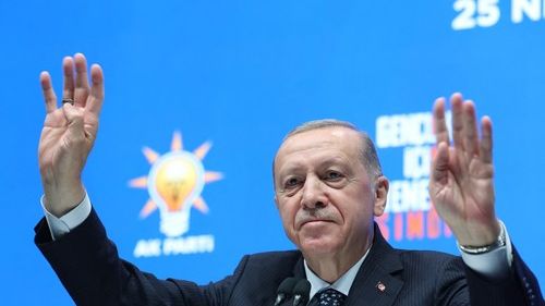 Erdogan bricht das Programm aus gesundheitlichen Gründen ab.  Er dementierte Spekulationen über einen Herzinfarkt