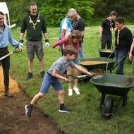 Celá rodina prince Williama pomáhala ve Sloughu se zvelebením skautské chaty. Patřila k tomu i práce s lopatou a kolečkem.