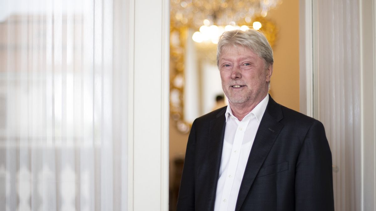 Je prvním velvyslancem v Kosovu. A má plán: zmírnit tamní „zabejčenost“