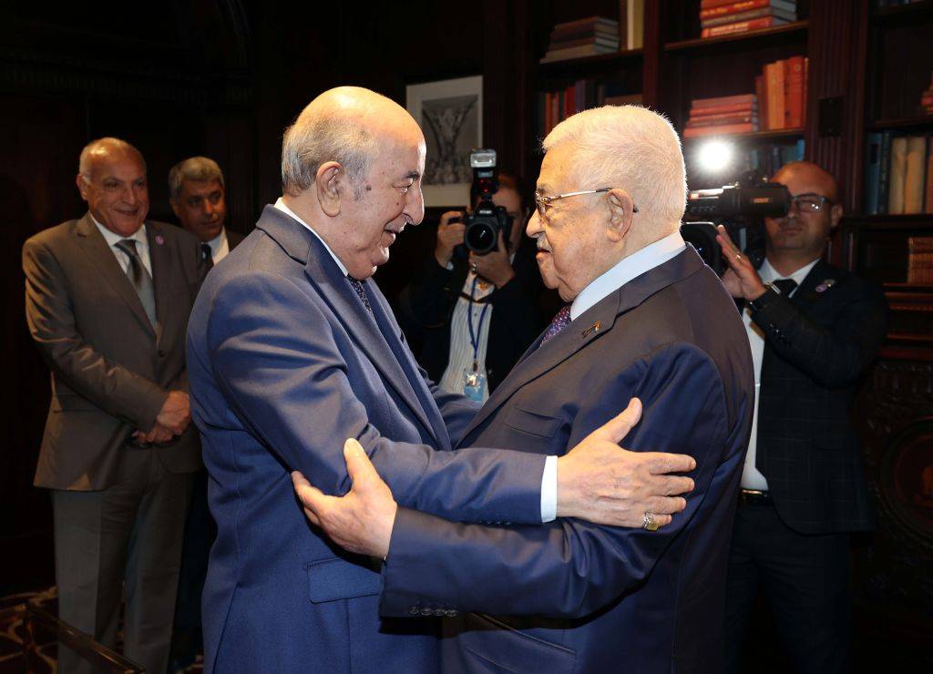 Srdečné přivítání alžírského prezidenta Abdala Madžída Tabbúniho (vlevo) a jeho palestinského protějšku Mahmúda Abbáse.