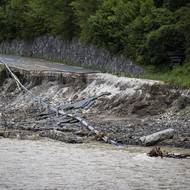 Hlavní cesta mezi Ljubnem ob Savinji a Lučou je mimo provoz. Pokud se místní chtějí dostat z jedné obce do druhé, musí se vydat dvouhodinovou objížďkou přes Rakousko, nebo po nezpevněných cestách horami.