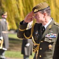 Generálu Bočkovi naposledy salutuje náčelník generálního štábu ČR Karel Řehka.