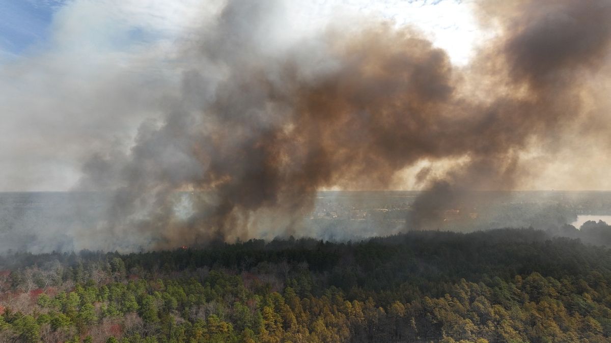 Ze západu Kanady prchají desetitisíce lidí před stovkou požárů