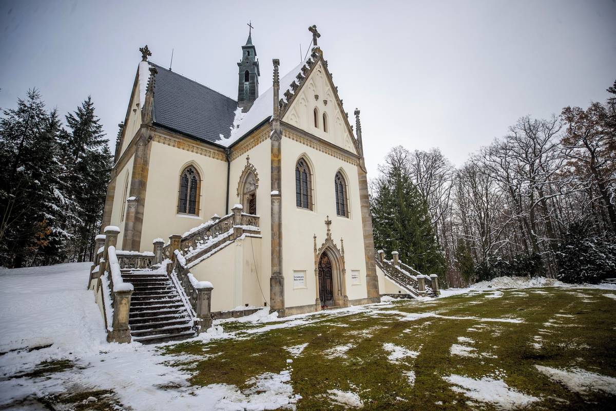 Po sobotním obřadu budou Schwarzenbergovy pozůstatky uloženy do rodinné hrobky u zámku Orlík.