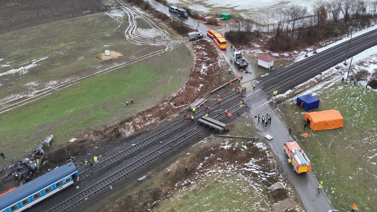 Uvázl jsem na kolejích a pak spadly závory, popsal řidič srážku s vlakem