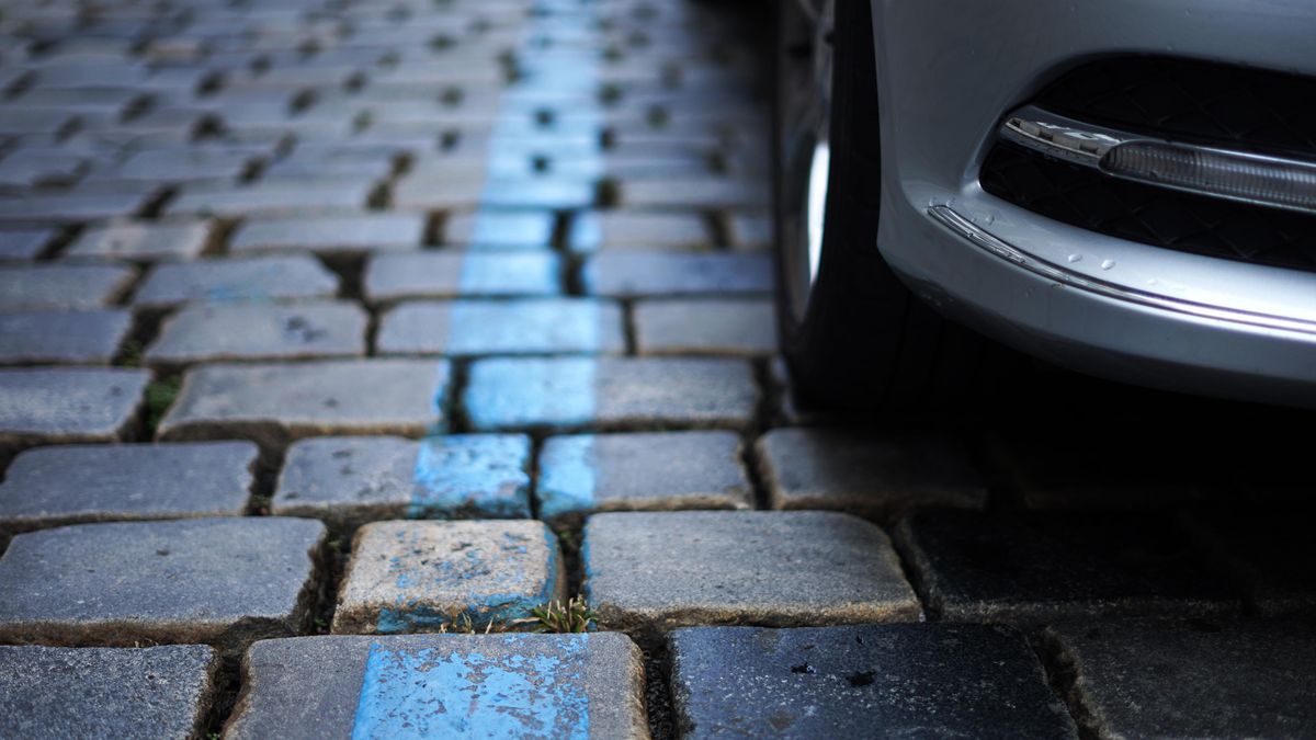 Muž v Praze si chtěl zřejmě usnadnit parkování, fialovou zónu přebarvil namodro