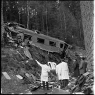 Na snímku jeden z rychlíkových vagonů, který po srážce spadl z náspu.