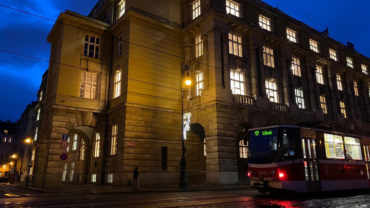 Student, který byl zabarikádovaný v učebně: Hluk na chodbě nás všechny vyděsil