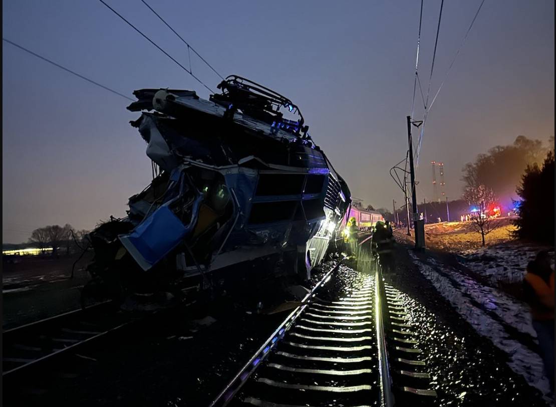 Nehoda se stala v Dolní Lutyni v úseku Bohumín–Dětmarovice okolo 05:40. S kamionem se tam na železničním přejezdu srazil vlak InterCity 546 Ostravan.