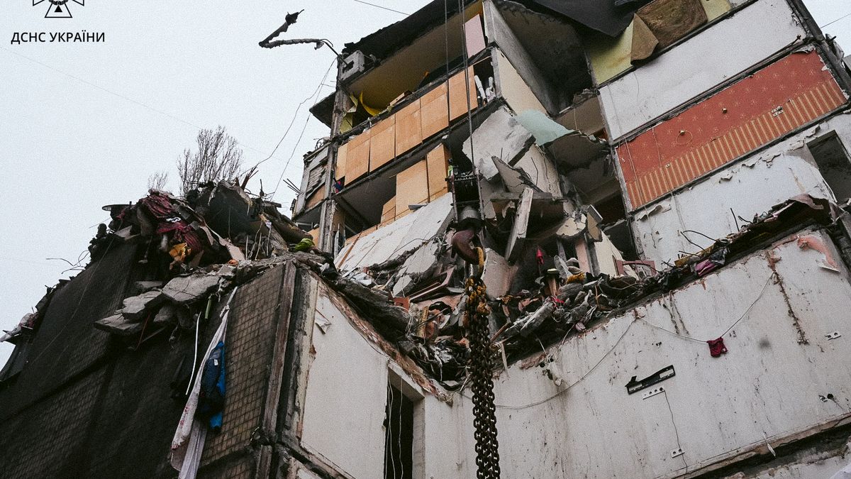 Rusko zasáhlo obytnou budovu v centru Charkova, hlášeno je 17 zraněných