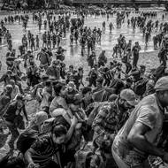 Na snímku přechod řeky Suchiate z Guatemaly do Mexika, kde se migranti připojí ke karavaně dalších žadatelů o azyl, kteří se snaží dostat do Spojených států.