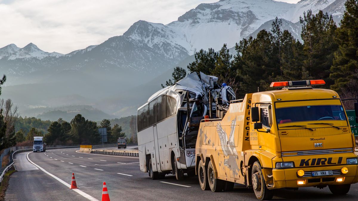 Deset lidí zemřelo a 39 utrpělo zranění při nehodě autobusu v Turecku