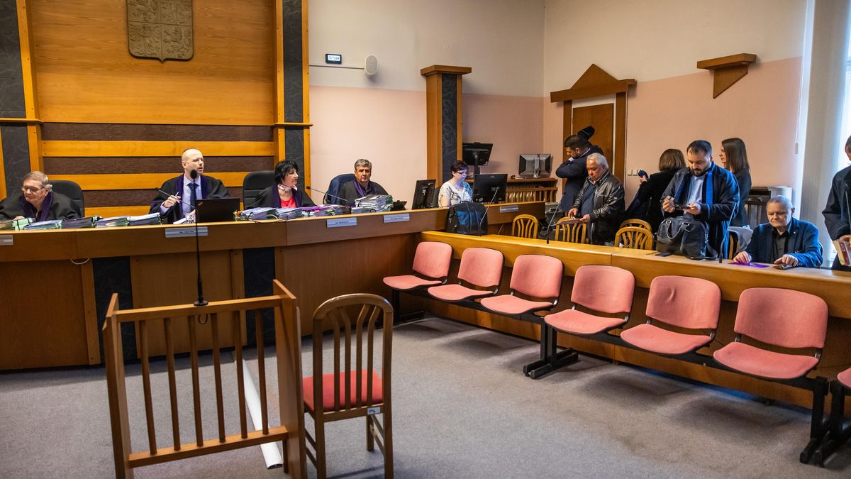 „S tím platem se nedá vyžít.“ Stávkující popisují, proč ochromili soudy
