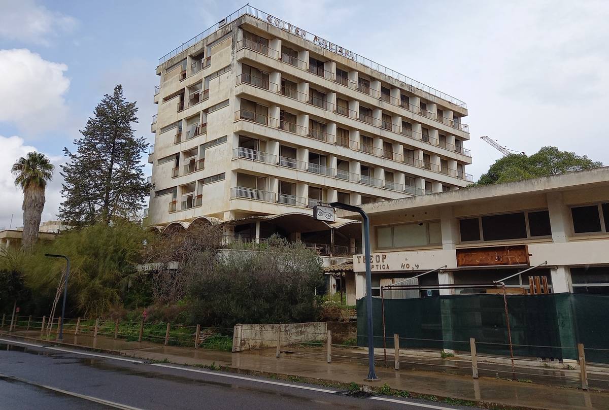 Varoša byla až do roku 1974 výstavním místem kyperského ostrova. Pětihvězdičkové hotely nabízely ubytování bohatým hostům a luxusní podniky se předháněly, kdo si u nich koupí značkové zboží.