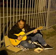 Na atmosféře Stodolní ulici nepřidávají lidé bez domova a žebráci.