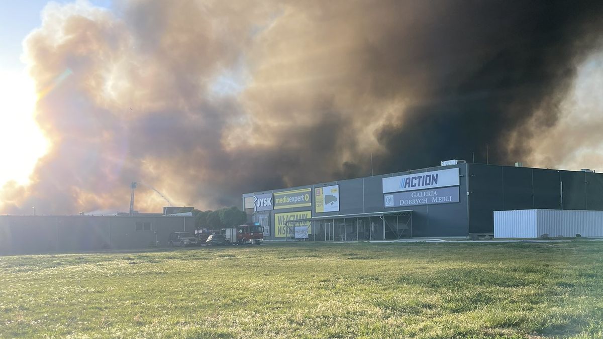 Varšavské obchodní centrum zachvátil obří požár